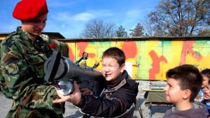 Деца се радват на военната техника в поделение 52740