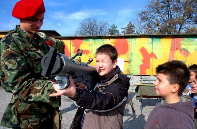 Деца се радват на военната техника в поделение 52740