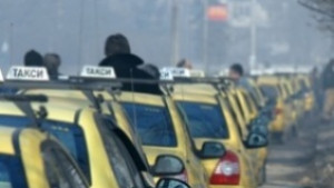 Таксиджии се събират пред Терапията