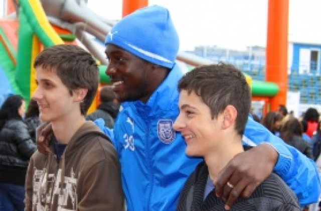 Муса Койта черпи за рожден ден в автобус