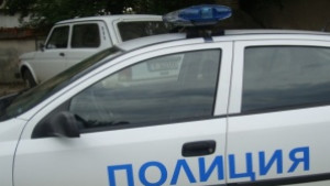 Автобус нагъна лек автомобил и продължи пътуването си