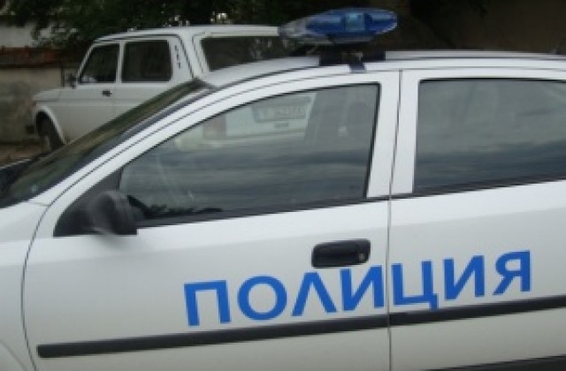 Автобус нагъна лек автомобил и продължи пътуването си
