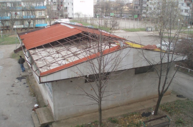 Изплащат вече щетите от ураганния вятър