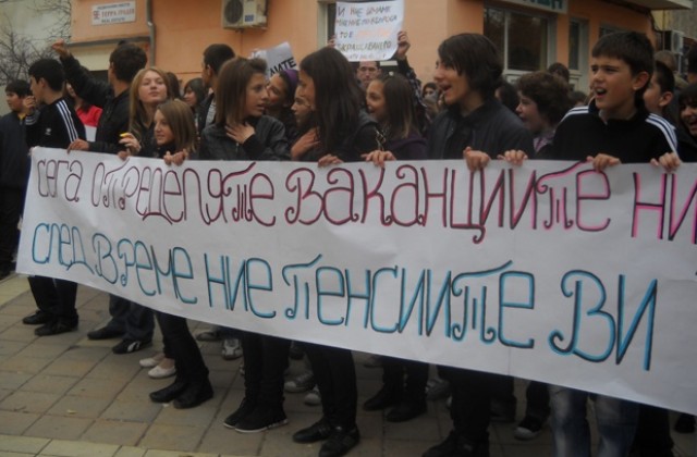В Шумен деца протестираха срещу намалената ваканцията, в Разград протестът се провали