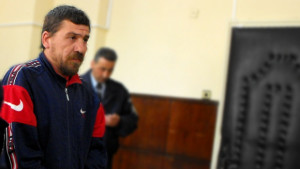 Намалиха с 1 4 присъдата на насилника счупил стол в