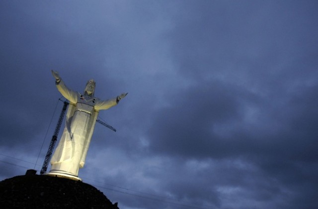 В Полша осветиха най-високата статуя на Христос в света