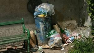 Евроинспектори критикуват Италия заради потъналия в боклуци Неапол