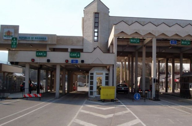 Микробус с 50 мастербокса нелегални цигари задържаха на Кулата