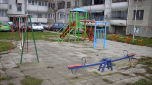 Обновяват детски площадки в градини и ясли