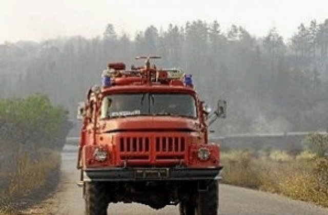 Пожари изпепелиха кола и покрив