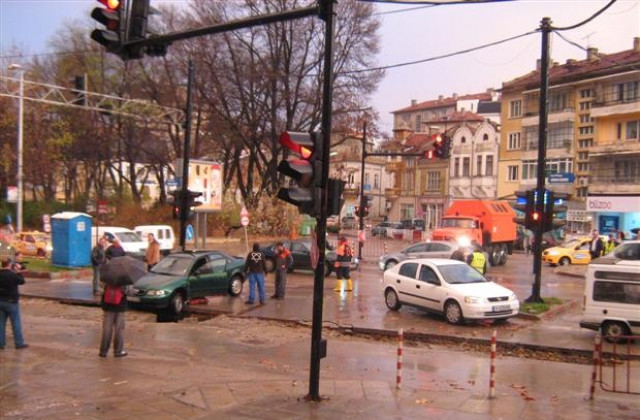 Два автомобила пропаднаха в дупка зейнала след дъжда