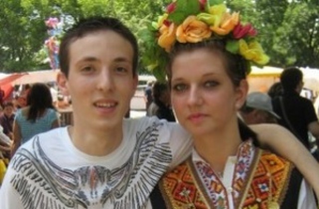 Зрелостници призовават с благотворителен концерт Подай ръка