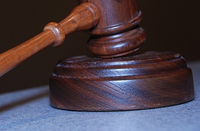 Осъдиха майка и син, пребили полицай