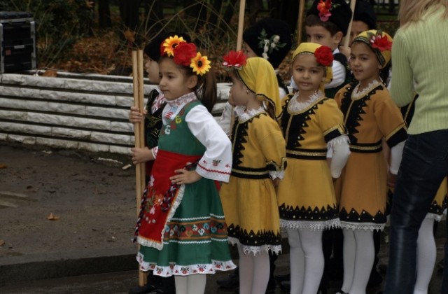 Народни танци и солови изпълнения във „Форум за таланти - Тракия“