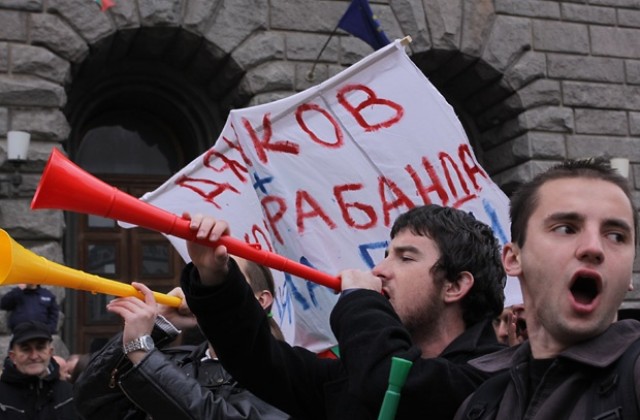 Учени, студенти и лекари излязоха на нов протест