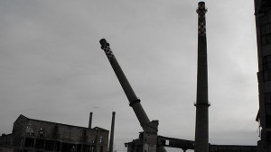 Събориха найвисокия заводски комин на закрито предприятие