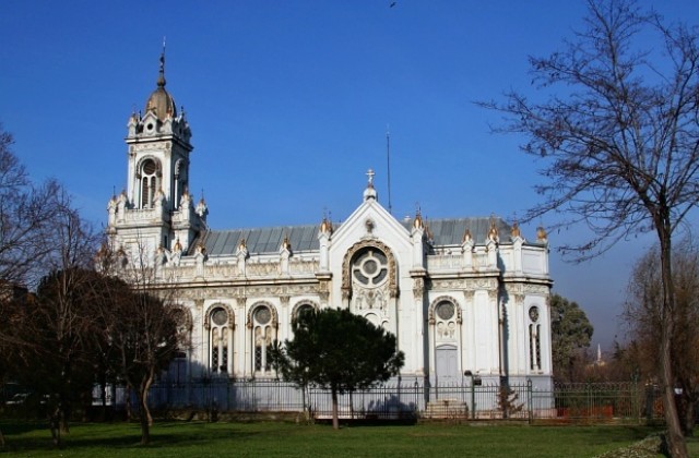 Освещават позлатения купол на Желязната църква в Истанбул