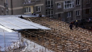 Силен вятър в столицата обърна покрива на магазин