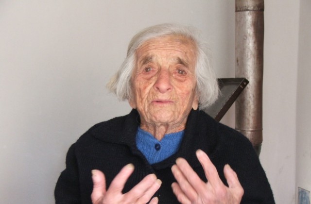 Баба Цана от Донино на 102 години