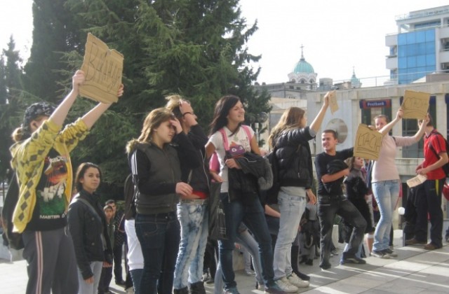 Ученици излязоха на протест пред Общината