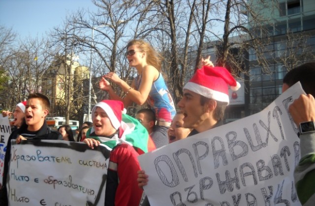 Ученици протестираха с пиратки и скандирания Искаме ваканция