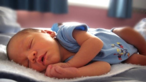 Намереното на боклука бебе е в дома във Виница