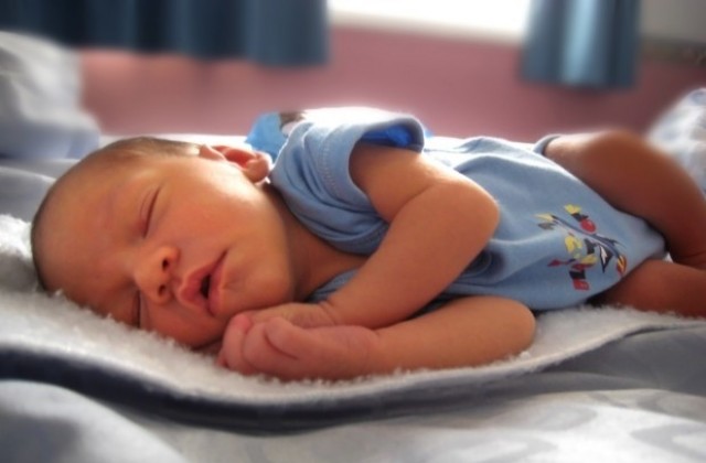 Намереното на боклука бебе е в дома във Виница