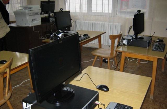 Нови компютри и читателски места в библиотеките в Дупница и Сапарева баня