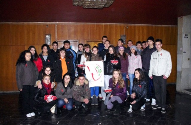 Мач и червени панделки във Видин