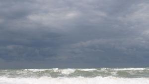 Продължава издирването на петимата моряци