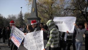 Ученици чакат министъра във Варна междувременно организират трети протест