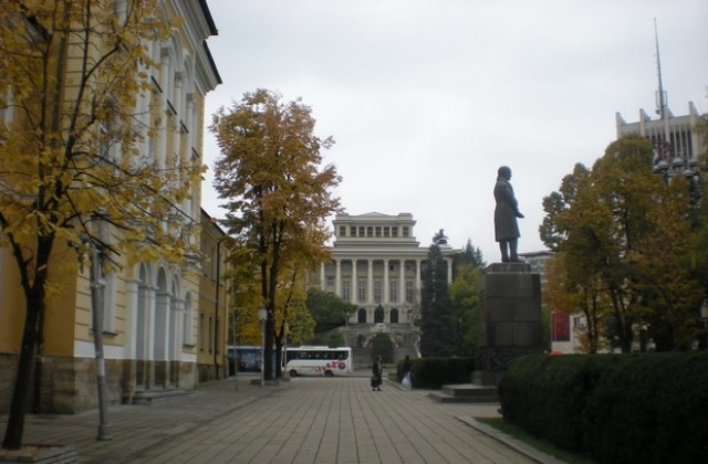 Остава облачно