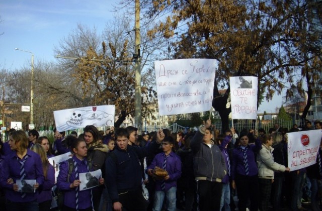Ученици излязоха на протест след катастрофа с тяхна съученичка