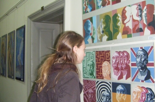 Млади художници показват творбите си в годишна студентска изложба