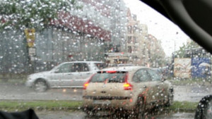 Обилните валежи в столицата наводниха мазета и шахти