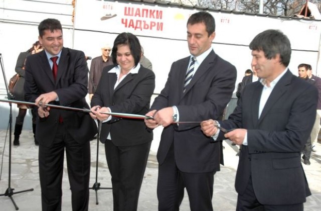 Министър Нейков откри нова зала за борба. Обеща за стадиона в Димитровград и спортните бази на Хасково