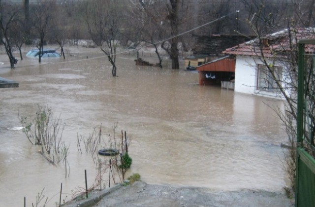 Наводнения  и кризисна ситуация в Дупница, река Джерман готова да прелее