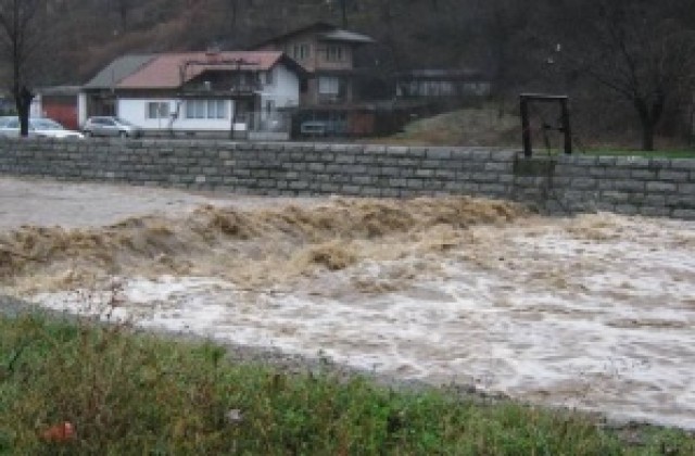 Бедствено положение в Дупница, овладяна е ситуацията в Перник