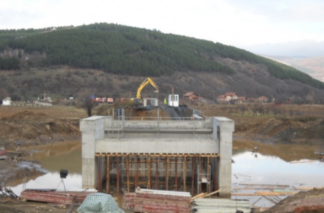 Един валяк, 8 помпи и половината дървен материал залети от вода на Николичевски мост