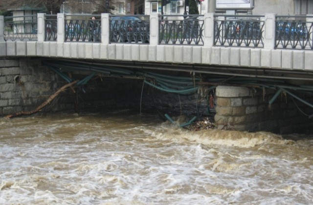 160 сигнала за наводнения в Дупница. Пуснато е движението на влаковете