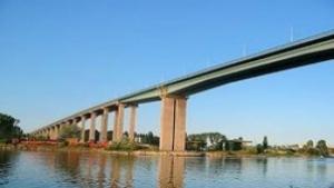 Заледявания затрудняват движението по Аспаруховия мост