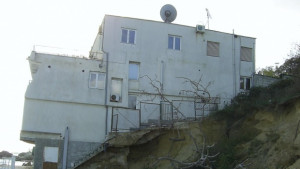 Започна събарянето на незаконен хотел край Варна