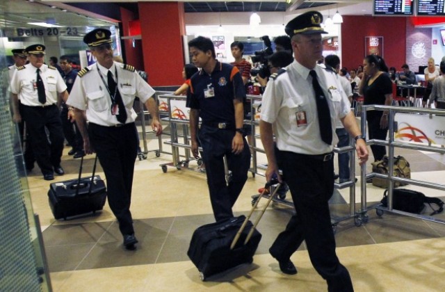 Разследват съобщения за паднали от самолет отломки в Португалия