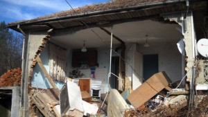 Къща се срути след катастрофа в село Поповци