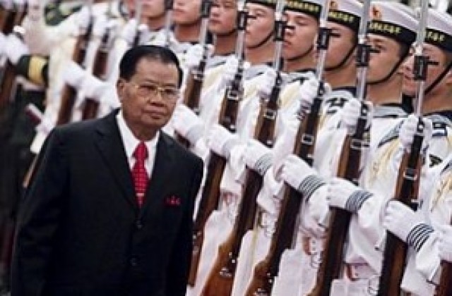 Лидерът на хунтата в Мианма обмислял да купи Ман Юнайтед