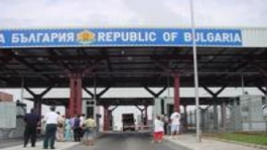 На границата опитите продължават