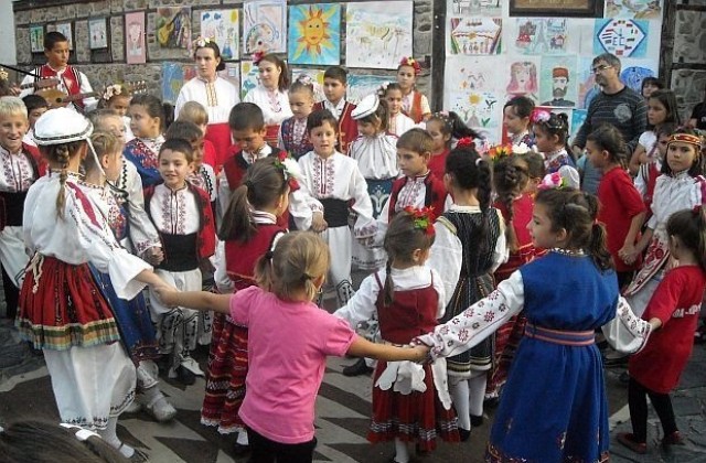 120 деца се надиграват на откритата сцена в Благоевград