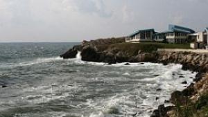 Събарят морски кей в комплекс Русалка