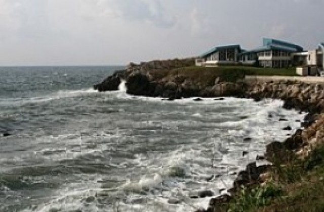 Събарят морски кей в комплекс Русалка