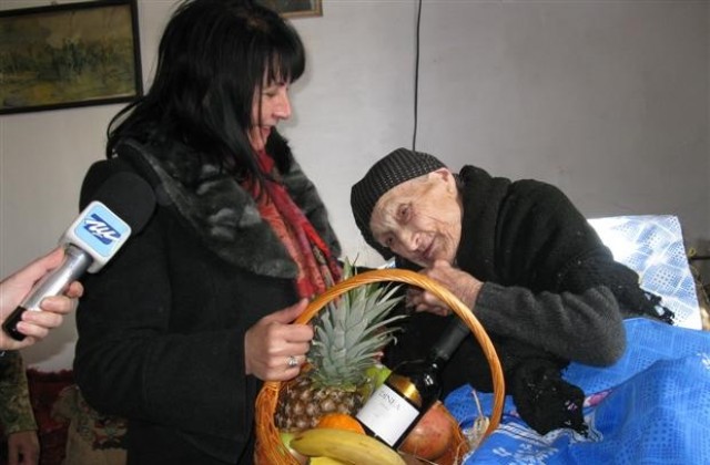 Денка Стоянова от Овчарово стана на 100г.